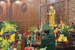 Các đại biểu thắp hương tưởng nhớ người hiến thân xác. 