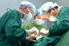 Ê-kíp phẫu thuật Liên chuyên khoa của Bệnh viện Nội tiết Trung ương phối hợp thực hiện ca mổ cho bệnh nhân. 