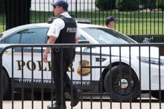 Nhân viên mật vụ gác bên ngoài Nhà Trắng ở Washington, DC, Mỹ. (Nguồn: AFP/TTXVN)