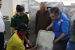 Đồng chí Nguyễn Phước Lộc, Phó Bí thư Thành ủy, Chủ tịch Ủy ban Mặt trận Tổ quốc Việt Nam Thành phố Hồ Chí Minh trực tiếp kiểm tra bếp ăn dã chiến.