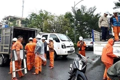 Đội xung kích nhanh chóng sắp xếp vật tư, trang thiết bị, phương tiện… lên đường thực hiện nhiệm vụ. (Ảnh: Điện lực Huế)