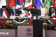 Thủ tướng Nhật Bản Sanae Takaichi (giữa) phát biểu tại Hội nghị thượng đỉnh G20 ở Johannesburg, Nam Phi ngày 22/11/2025. (ẢNH: Kyodo/TTXVN)