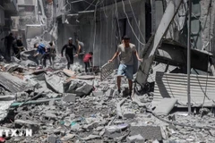 Cảnh đổ nát tại thành phố Gaza sau các cuộc không kích của Israel. (Ảnh: THX/TTXVN)