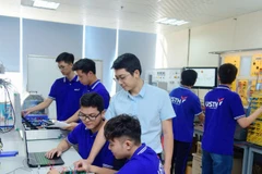 Sinh viên tham gia các tiết học tại Trường đại học Khoa học và Công nghệ Hà Nội (USTH). (Ảnh TL)