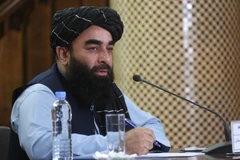 Người phát ngôn chính quyền Taliban tại Afghanistan, ông Zabihullah Mujahid, phát biểu tại cuộc họp báo ở Kabul. (Ảnh: THX/TTXVN)