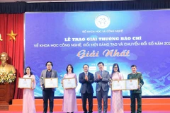 Các tác giả giành giải Nhất Giải thưởng báo chí về Khoa học, công nghệ, đổi mới sáng tạo và chuyển đổi số năm 2025.