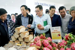 Các doanh nghiệp, hợp tác xã, cơ sở sản xuất tại Lâm Đồng giới thiệu nông sản bên lề hội nghị.