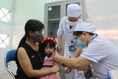 Phụ huynh đưa trẻ đến trạm y tế phường Tây Thạnh (Thành phố Hồ Chí Minh) tiêm chủng.