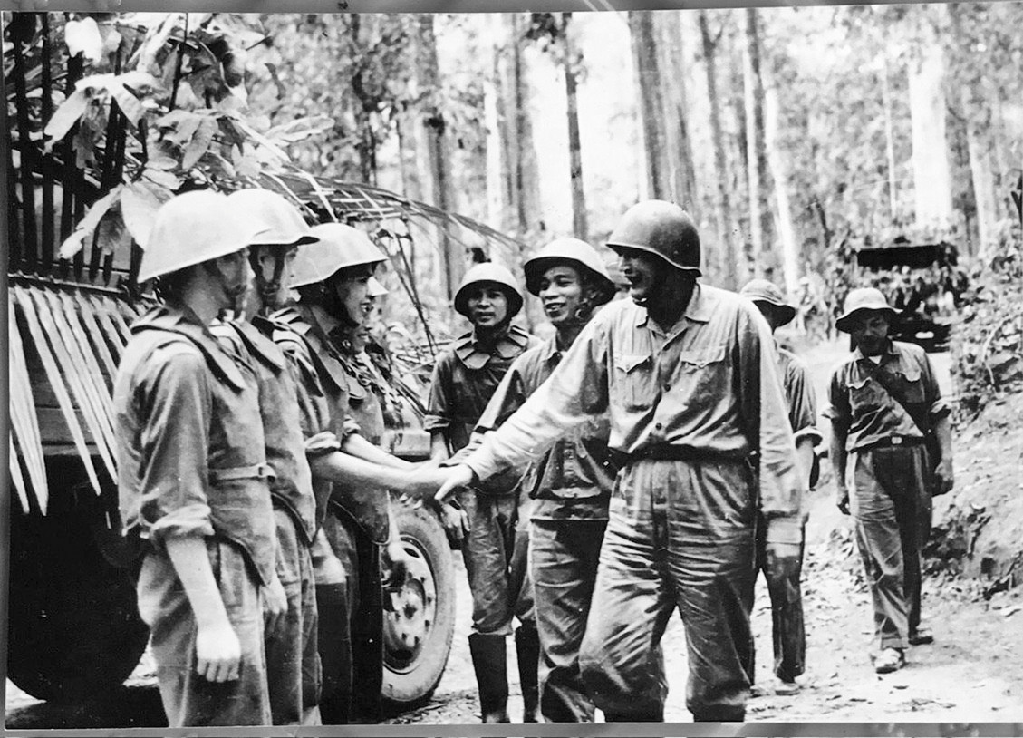 Tư lệnh Đồng Sỹ Nguyên động viên các chiến sĩ lái xe Tiểu đoàn xe 101 tại trọng điểm Văng Mu.