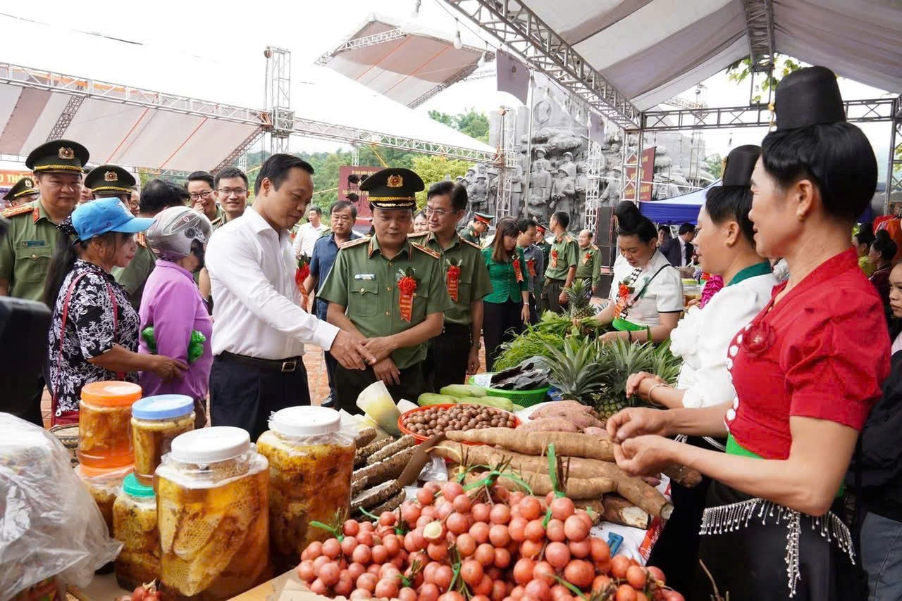 Ngày hội ở Điện Biên. z6891676227621-3e549f806f6a81094a318a83a764c9b2.jpg