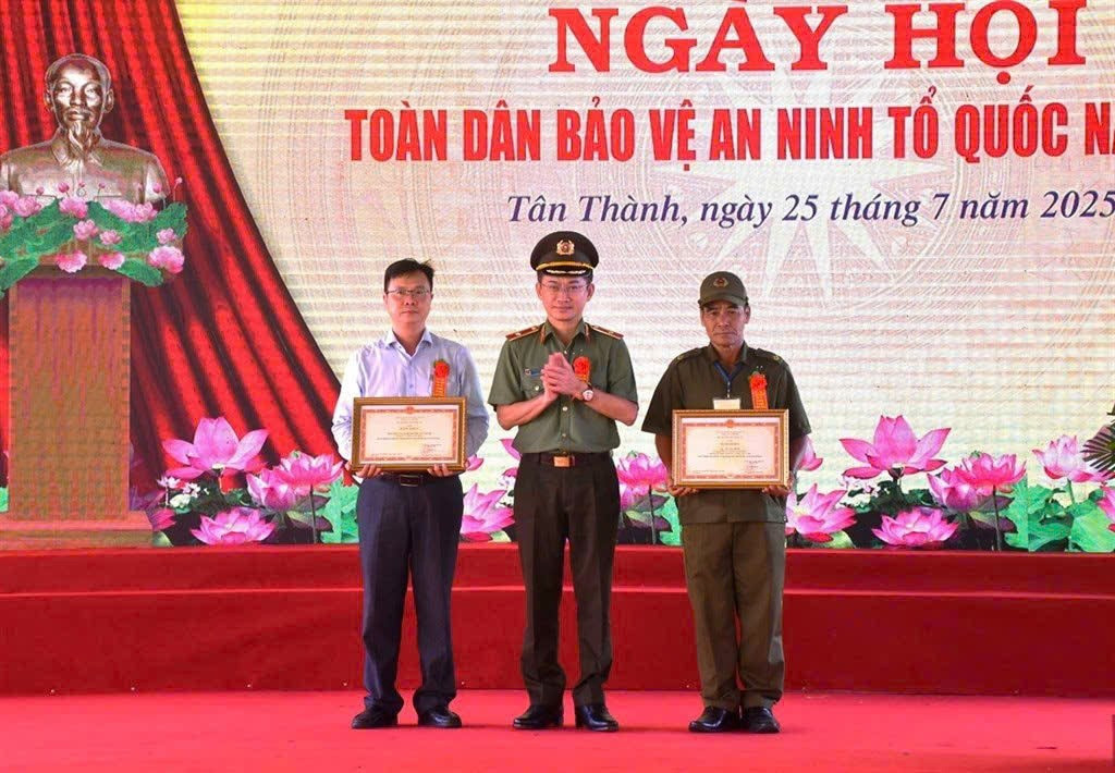 Thiếu tướng Trần Văn Dương, Cục trưởng Cục Xây dựng phong trào bảo vệ An ninh Tổ quốc trao Bằng khen của Bộ Công an cho các tập thể, cá nhân tại Ngày hội tổ chức tại phường Tân Thành (tỉnh Cà Mau). z6891676709861-c01725d6ccca83c44bd6c473ff8ba030.jpg