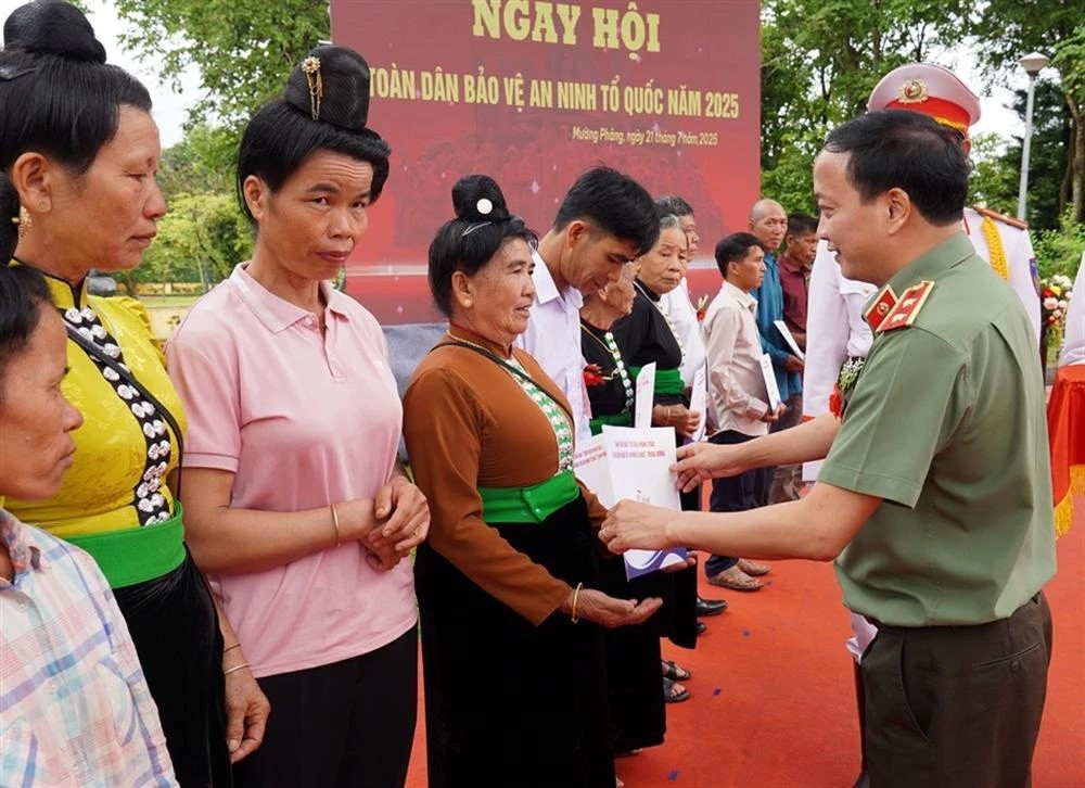 Trung tướng Đặng Hồng Đức, Thứ trưởng Công an dự Ngày hội Toàn dân bảo vệ an ninh Tổ quốc tại xã Mường Phăng (tỉnh Điện Biên). z6891675730840-c0805f9c4a4b85ca633fe81438259871.jpg
