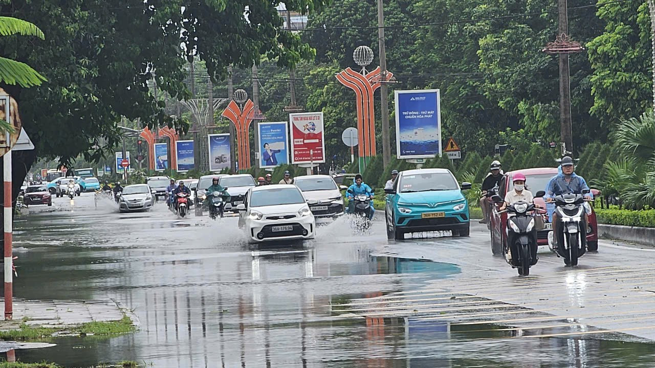 Điểm ngập nước trước bến xe phía nam, đô thị tỉnh lỵ Thanh Hóa. (Ảnh: MAI LUẬN) z6945912848734-cb5f4510fe0ad72d6cbc17ec063178d0.jpg
