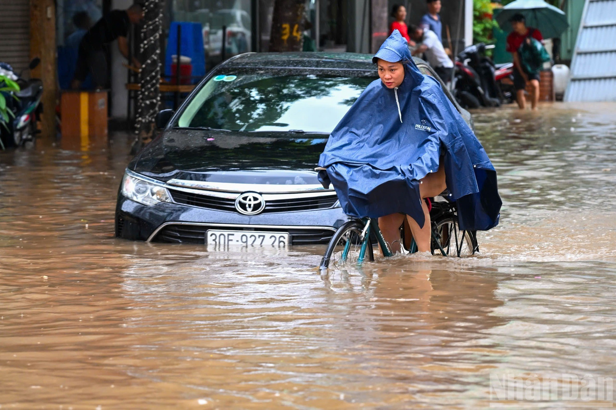 Thời điểm này, xe đạp lại trở thành phương tiện "ưu việt" để lưu thông trên đường. z6945569850472-6de4a9b29a.jpg