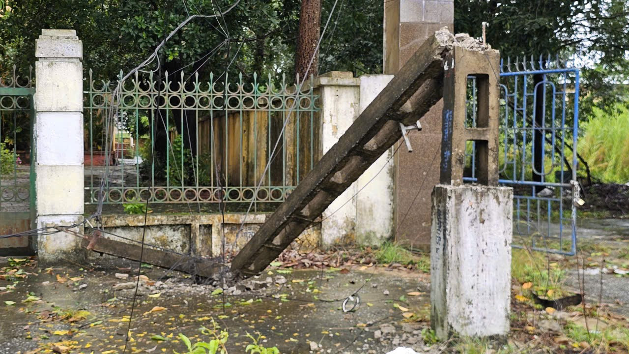 Gió giật đổ cột điện hạ thế ở phường Quảng Phú, tỉnh Thanh Hóa. (Ảnh: MAI LUẬN) z6945892618978-a390576191225dfea532d61f965ac02f.jpg