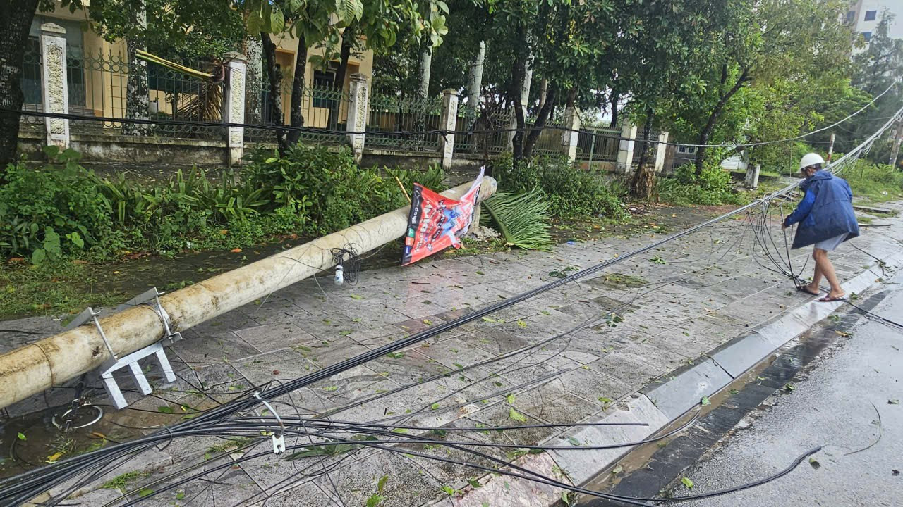 Nhân viên Công ty viễn thông Thanh Hóa xử lý, khắc phục cáp quang bị đứt. (Ảnh: MAI LUẬN) z6945928043736-ad9cfb444da3f275d1d62d27ba5f3b41.jpg