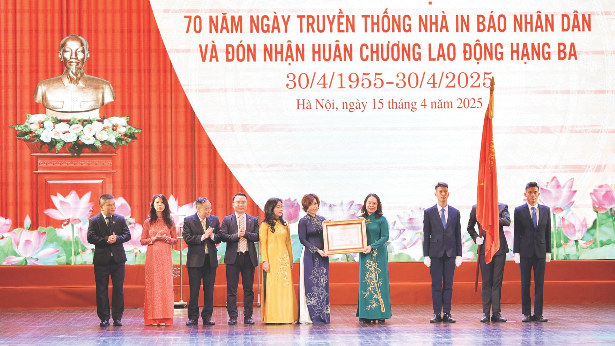 Phó Chủ tịch nước Võ Thị Ánh Xuân trao Huân chương Lao động hạng Ba lần thứ hai cho Công ty TNHH MTV In Báo Nhân Dân Hà Nội. (Ảnh: THẾ ĐẠI)