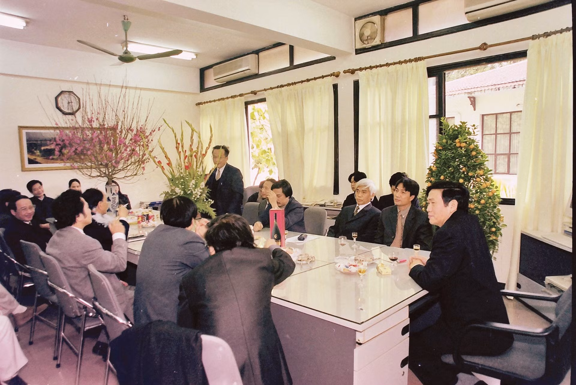 tong-bien-tap-dinh-the-huynh-chu-tri-hop-giao-ban-tai-phong-18-ban-thu-ky-bien-tap-chieu-mong-2-tet-2002.jpg