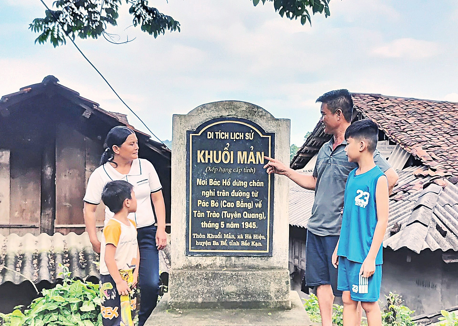 Người dân gìn giữ di tích lịch sử Khuổi Mản (nay thuộc tỉnh Thái Nguyên). Ảnh: DIÊN KHÁNH rung-xua-01.jpg