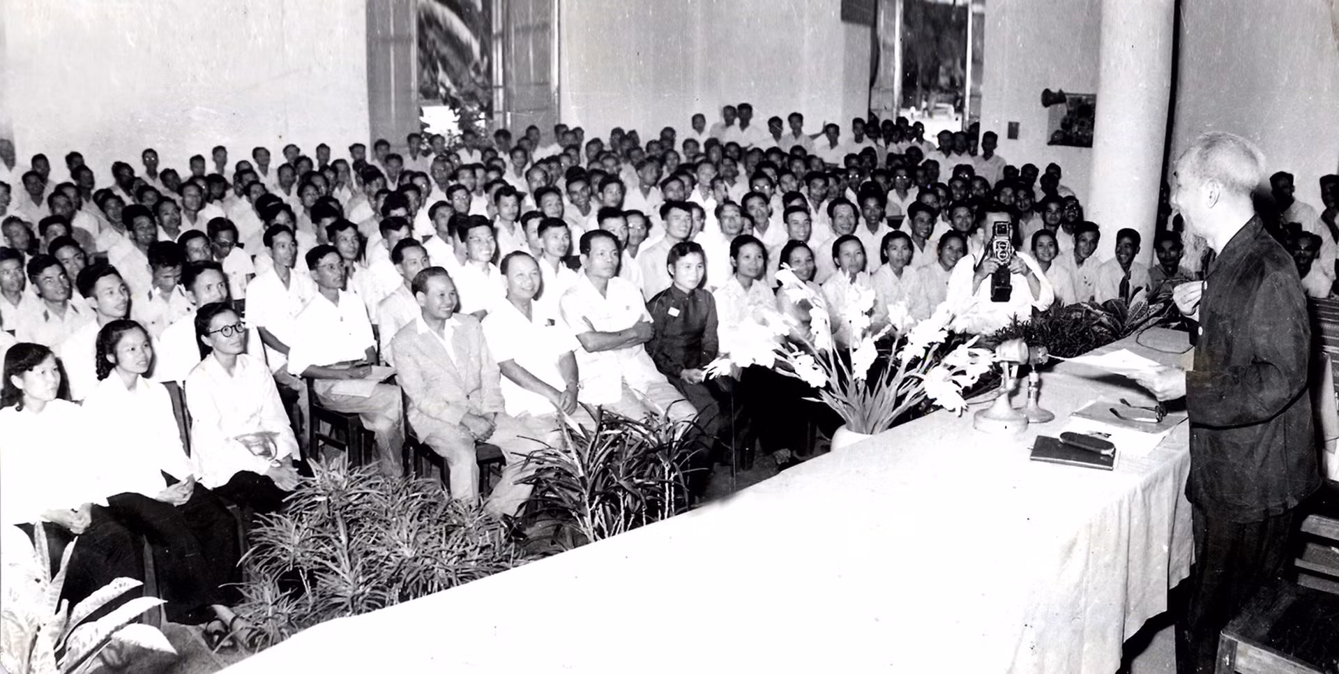 Chủ tịch Hồ Chí Minh với các nhà báo tại Đại hội III, Hội Nhà báo Việt Nam, năm 1962. Nguồn: Bảo tàng Báo chí Việt Nam