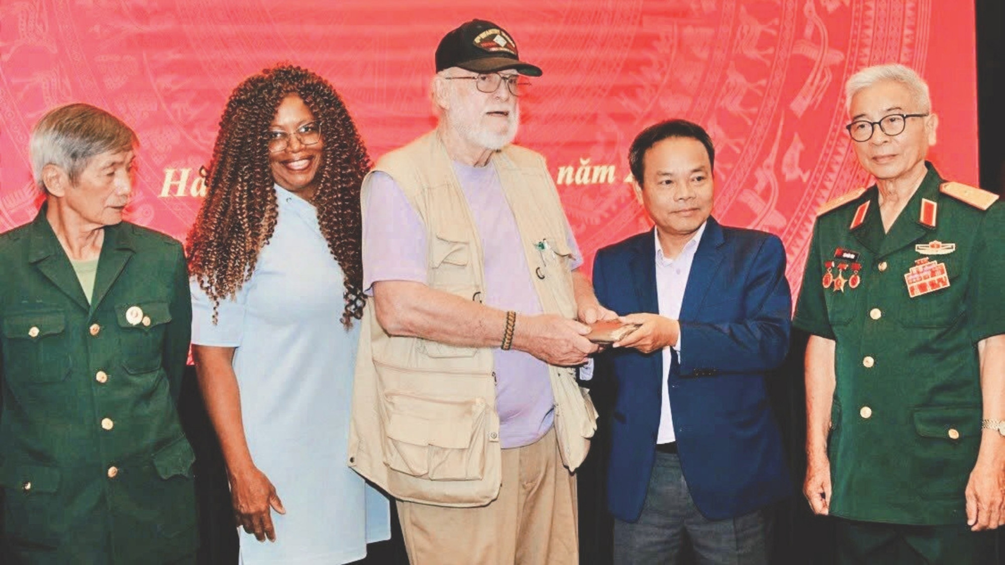 Báo Nhân Dân tổ chức gặp gỡ và tiếp nhận kỷ vật liệt sĩ từ các cựu binh Mỹ.