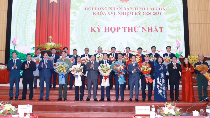 Lãnh đạo Tỉnh ủy chúc mừng các đồng chí được bầu giữ các chức vụ trong Ủy ban nhân dân tỉnh Lai Châu khóa mới.