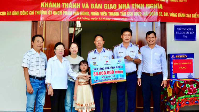Trao "Nhà tình nghĩa" cho nhân viên tàu Cảnh sát biển 8022. trao-tang-qua-tinh-nghia-cho-thuong-uy-qncn-pham-van-hung.jpg