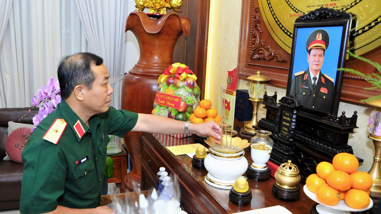 Thiếu tướng Vũ Văn Điền, Tư lệnh Bộ Tư lệnh Thành phố Hồ Chí Minh thắp hương tưởng nhớ Thượng tướng Nguyễn Thành Cung. img-2397.jpg
