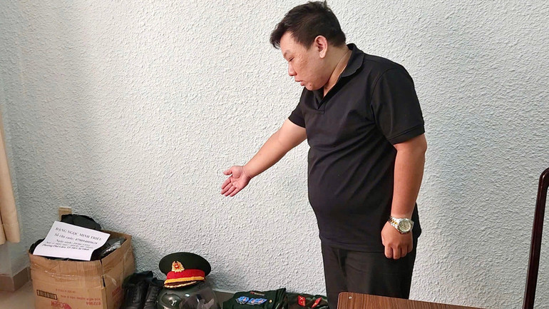 Đối tượng và tang vật dùng để giả mạo quân nhân. img-2401.jpg