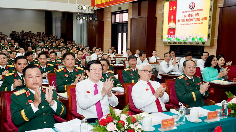 Nguyên Ủy viên Bộ Chính trị, Nguyên Chủ tịch nước Trương Tấn Sang (thứ hai từ trái qua) dự đại hội. img-1776.jpg