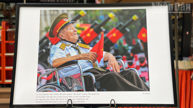 Một tác phẩm trong sách ảnh "50 năm niềm vui thống nhất". ndo_tr_img-1994.jpg