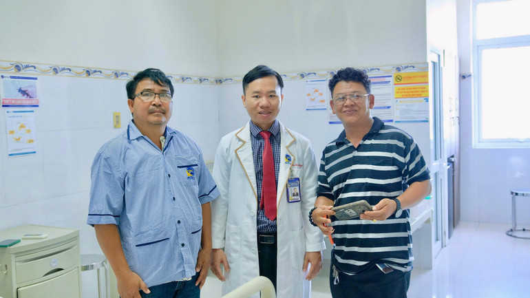 Bệnh nhân S.P (bên trái) hồi phục nhanh chóng sau ca phẫu thuật. hinh-anh-benh-nhan-hoi-phuc.jpg
