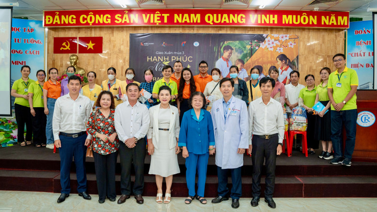 ban-to-chuc-chuong-trinh-chup-anh-luu-niem-cung-doi-ngu-y-bac-si-va-phong-cong-tac-xa-hoi-benh-vien-cho-ray-nhung-nguoi-tham-lang-dong-hanh-cham-soc-va-tiep-them-hy-vong-cho-nguoi-benh.jpg