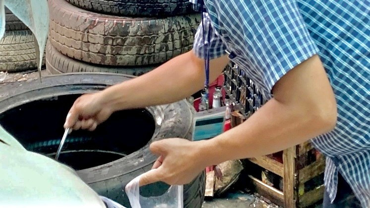 Người dân tham gia diệt muỗi, diệt lăng quăng phòng sốt xuất huyết. (Ảnh: Sở Y tế) img-0852.jpg