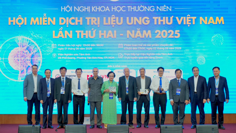 Đại biểu chụp ảnh lưu niệm. img-1709.jpg