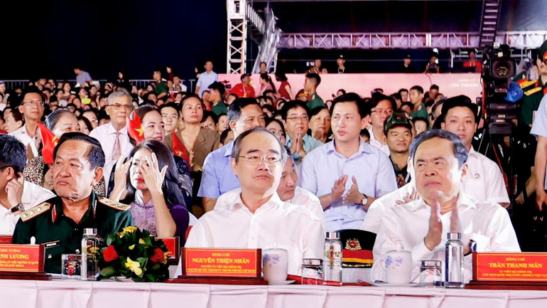 Chủ tịch Quốc hội Trần Thanh Mẫn (ngoài cùng bên phải) dự tại điểm cầu Thành phố Hồ Chí Minh. img-1920.jpg
