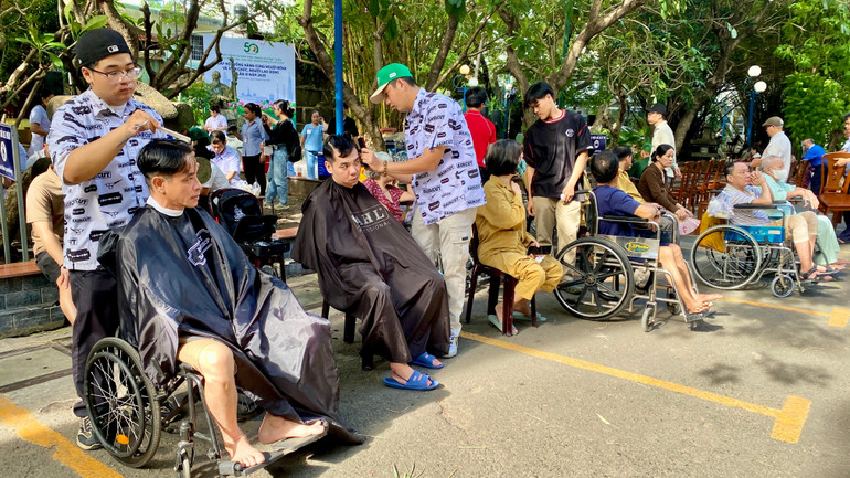 Cắt tóc miễn phí cho người bệnh. img-1656.jpg