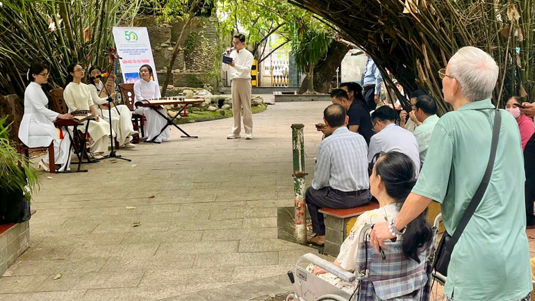 Người bệnh chăm chú thưởng thức âm nhạc truyền thống. img-1679.jpg
