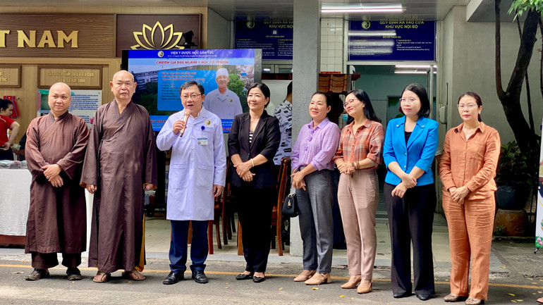 Bác sĩ Hồ Văn Hân, Giám đốc Viện Y dược học dân tộc khai mạc Ngày hội đồng hành cùng người bệnh. img-1637.jpg