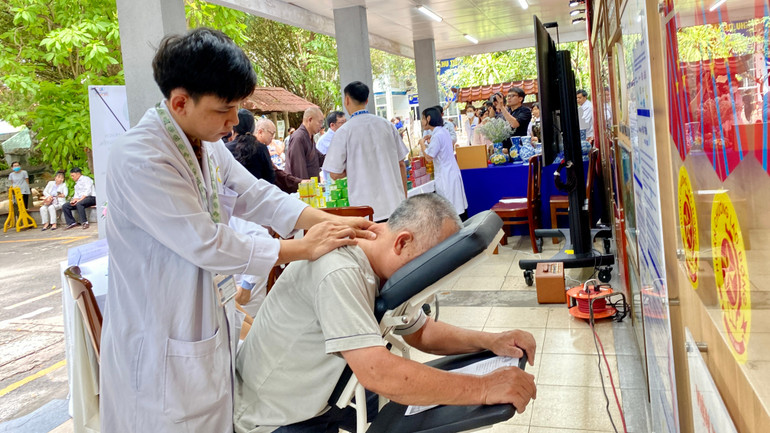 Người dân được thăm khám miễn phí tại Ngày hội. img-1640.jpg