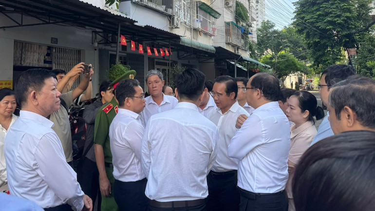 Chủ tịch Ủy ban nhân dân Thành phố Hồ Chí Minh Nguyễn Văn Được nghe địa phương báo cáo sự việc. img-1244.jpg