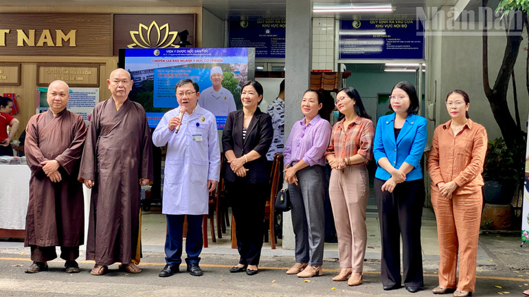 पारंपरिक चिकित्सा संस्थान के निदेशक डॉक्टर हो वान हान ने मरीजों के साथ होने वाली गतिविधियों पर बात की। ndo_tr_img-1637.jpg