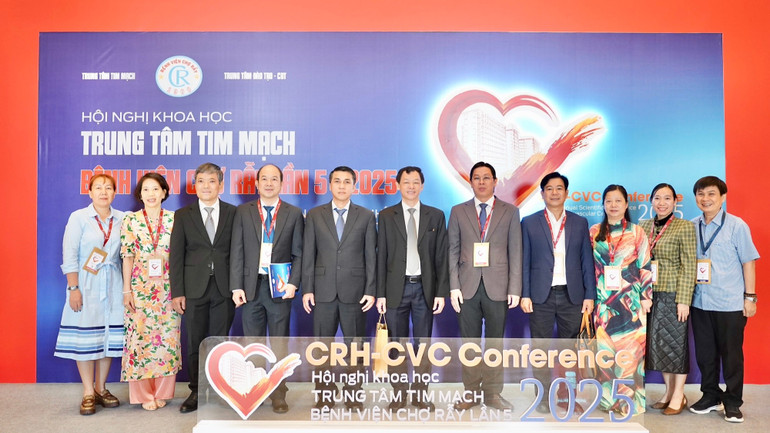 Lãnh đạo Bộ Y tế và các đại biểu dự hội nghị về tim mạch tại Bệnh viện Chợ Rẫy. img-3107.jpg