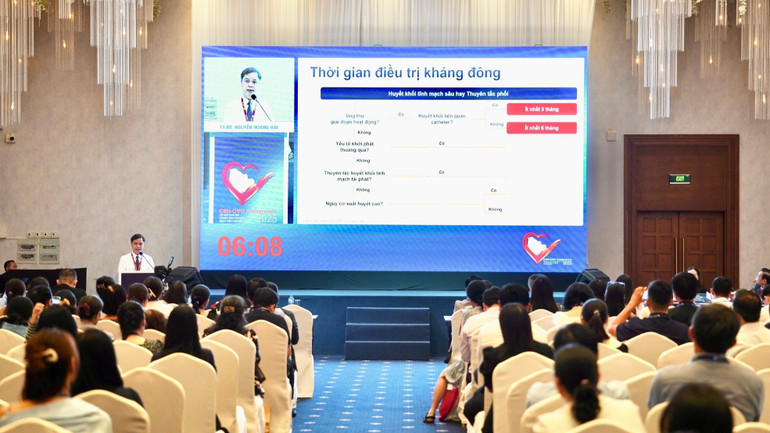 Chuyên gia y tế trình bày các nghiên cứu về điều trị bệnh tim mạch. img-3116.jpg