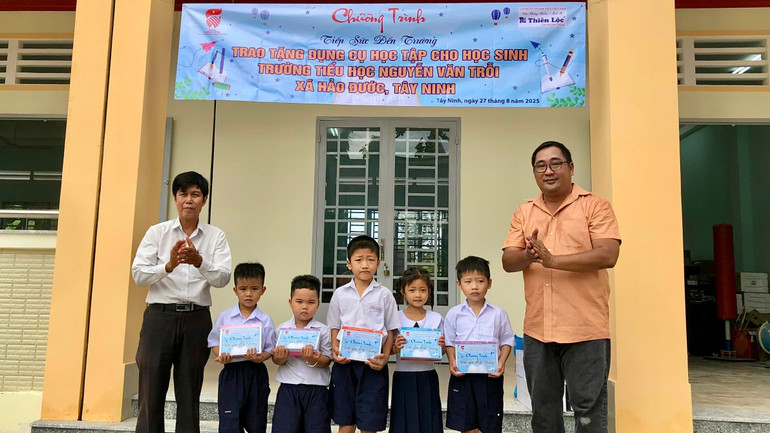 Chương trình "Tiếp bước đến trường" tiếp tục hỗ trợ học sinh đầu năm học mới. 1j3kls4es-cqqb1o.jpg