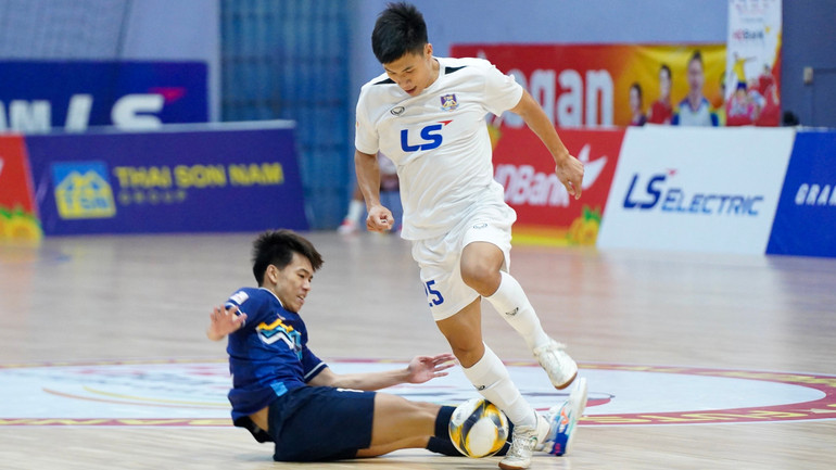 Chiến thắng 2-1 của Thái Sơn Bắc (áo trắng) giúp cuộc đua vô địch trở nên hấp dẫn hơn. nqk06077-5181.jpg