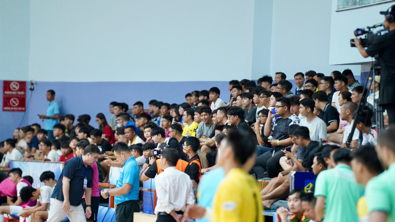 Người hâm mộ chăm chú theo dõi trận cầu tâm điểm vòng 10 giải Futsal HDBank cup. nqk06032-1351.jpg