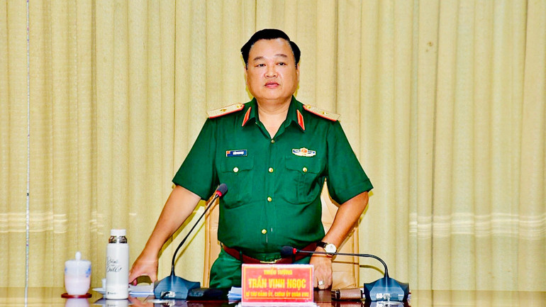 Thiếu tướng Trần Vinh Ngọc, Chính ủy Quân khu 7 phát biểu tại hội nghị. img-0825.jpg