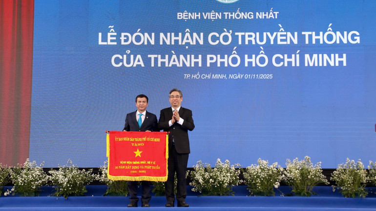 থং নাট হাসপাতাল হো চি মিন সিটি পিপলস কমিটির ঐতিহ্যবাহী পতাকা গ্রহণ করেছে। img-4090.jpg