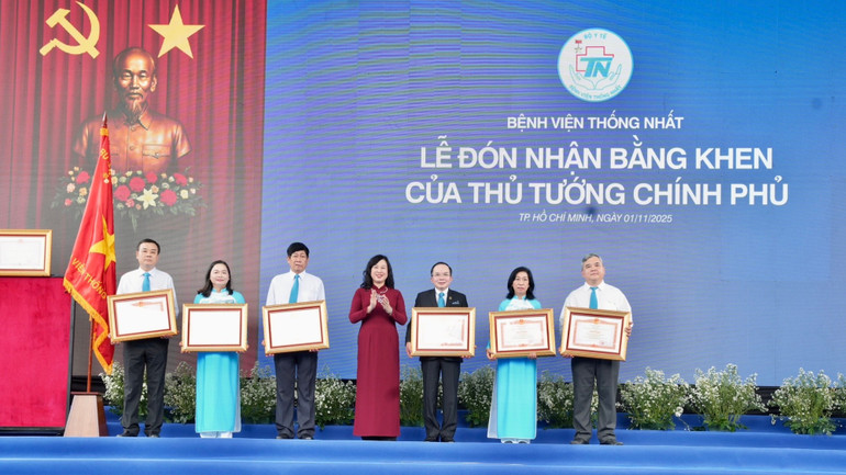 প্রধানমন্ত্রীর কাছ থেকে সামগ্রিক এবং ব্যক্তিগত প্রতিনিধিরা যোগ্যতার সনদ গ্রহণ করেন। img-4099.jpg